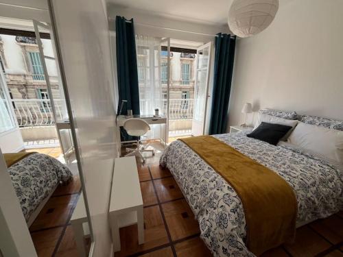 une chambre avec un lit, une table et des fenêtres dans l'établissement Sunny Gambetta with 3 air conditionings, à Nice