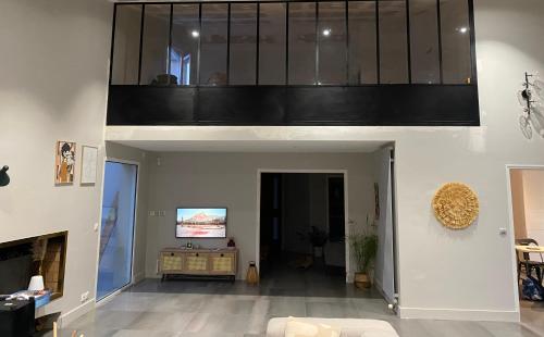 Il comprend un salon doté d'une télévision et d'un balcon. dans l'établissement Maison familiale LA ROCHELLE, à LʼHoumeau