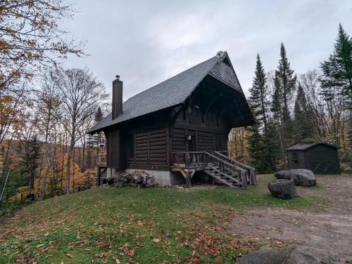 El edificio en el que está el chalet de montaña