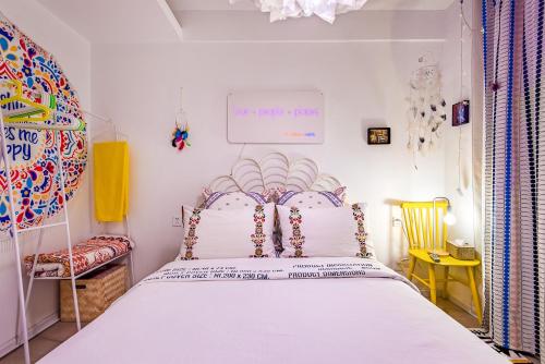 Postel nebo postele na pokoji v ubytování Chengdu Liaofan Design B&B Wuhou Temple Jinli Kuanzhai Alley 1 Bedroom 1 Living Room River View King Room Private Simple Design Style Independent Space Suite