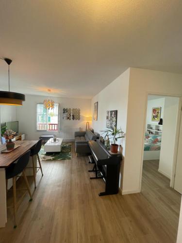 un salon avec un canapé et une table dans l'établissement charmant appartement, à Larressore