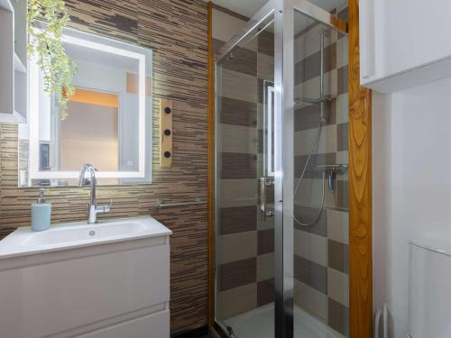 une salle de bain avec un lavabo et une douche dans l'établissement Studio 4 personnes calme, proche centre et commerces à Saint-Lary-Soulan - FR-1-296-494, à Saint-Lary-Soulan