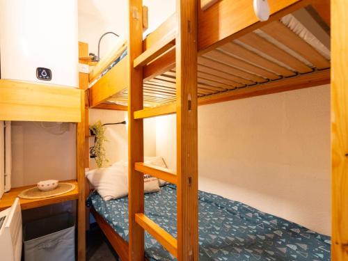 Cette chambre dispose de lits superposés, d'un bureau et de lits superposés. dans l'établissement Studio 4 personnes calme, proche centre et commerces à Saint-Lary-Soulan - FR-1-296-494, à Saint-Lary-Soulan