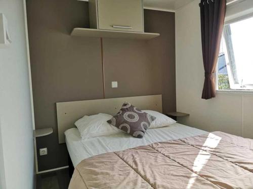 En eller flere senge i et værelse på Camping 4 étoiles - Piscine - efciab