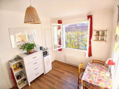 une petite cuisine avec une table et une fenêtre dans l'établissement Comme un petit studio - totalement indépendant - entrée autonome, à Prades