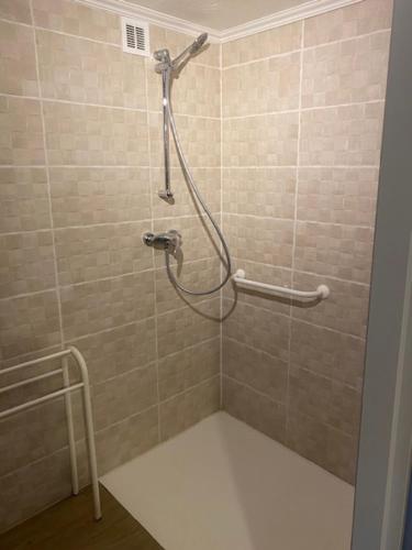 une douche avec un tuyau dans une salle de bain dans l'établissement Au calme, à Villersérine