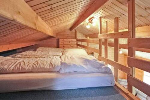 Postel nebo postele na pokoji v ubytování Gemütliche Ferienhütte am See mit großem Garten