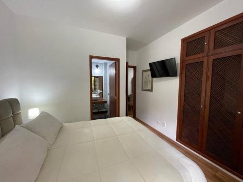 Televisyen dan/atau pusat hiburan di Lindo APTO no Centro Capivari - Condomínio Privado