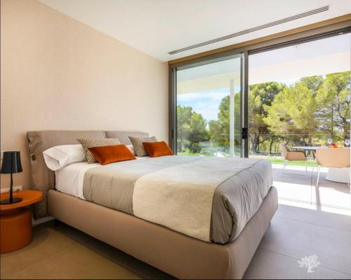 ein Schlafzimmer mit einem großen Bett und einem großen Fenster in der Unterkunft LIMA 18 , Las Colinas Golf, Orihuela costa in Orihuela