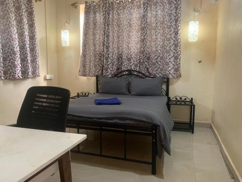 a small bedroom with a bed and a desk at NomadGao Vila Nova - Comfort, Great Views, Fast WiFi & Interesting People in Anjuna