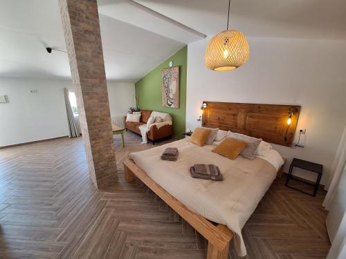 Postel nebo postele na pokoji v ubytování Casa Dani studio's, Tomar