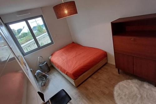 une petite chambre avec un lit et une fenêtre dans l'établissement Strasbourg centre en 15 minutes, à Strasbourg
