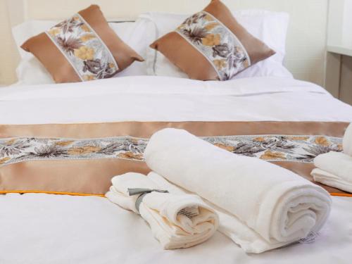 a couple of beds with towels on them at 羊の宿地铁口徒步六分钟电车八分钟到梅田商圈 in Osaka