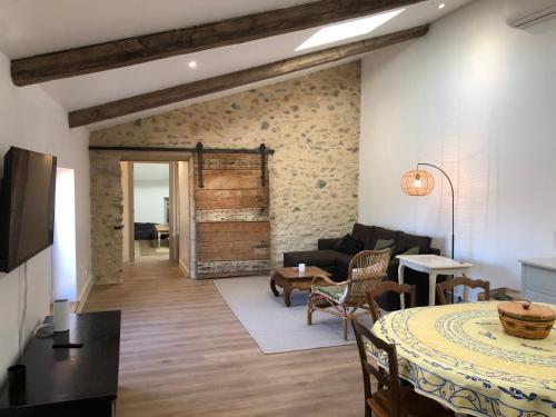 a living room with a table and a couch at Maison Mia Majorelle in Roujan