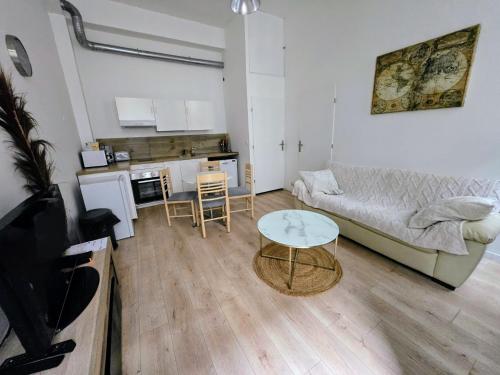 un salon avec un canapé et une table dans l'établissement L'appart Rouennais, à Rouen