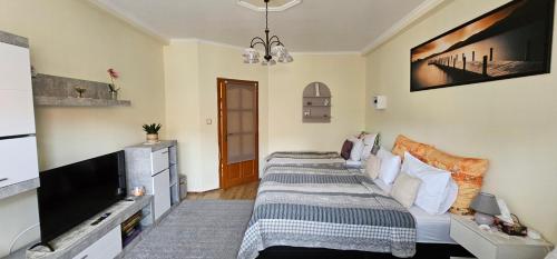 A bed or beds in a room at ANNA GYÖNGYE APARTMAN DEBRECEN