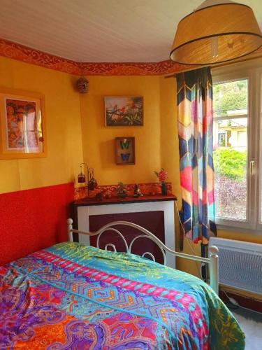 une chambre avec un lit et une fenêtre dans l'établissement paysmillereves, à Fumel