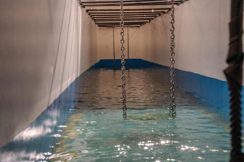 een waterglijbaan met een schommel in het water bij Habba Dates Villa Near Chikkaballapur in Bāgepalli