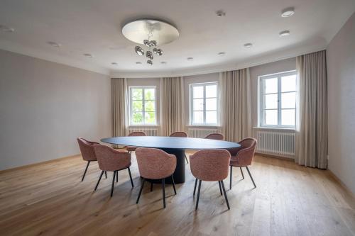 a dining room with a table and chairs at Seegut Zeppelin in Friedrichshafen