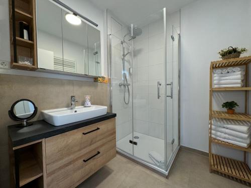 Ένα μπάνιο στο 3 Zimmer Apartment, 82 qm, max 5 Pers, Balkon, Garage, Internet 300 mBit