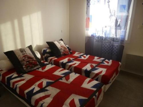 - deux lits dans une chambre à la décoration fragile dans l'établissement maison les lilas, à La Trivale