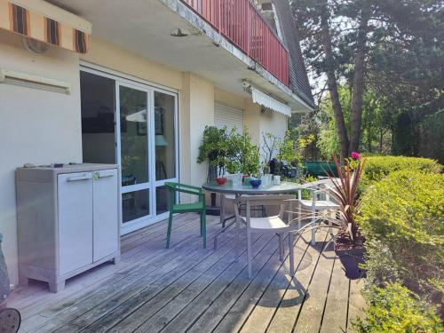 Appartement avec terrasse, parking et WiFi, 4 pers. à Merville Franceville - FR-1-465-98