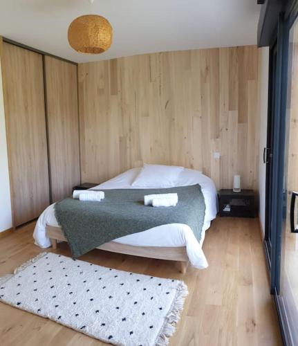 - une chambre avec un lit et 2 tapis dans l'établissement Maison de campagne à Montignac-Lascaux, à Montignac