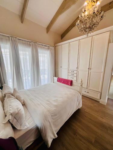 Giường trong phòng chung tại Chantelly seefront apartment
