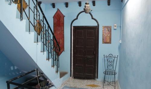 een hal met een bruine deur in een huis bij Tanu's homestay in Jodhpur