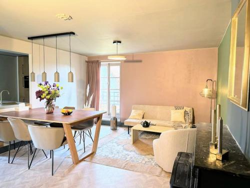 un salon avec une table et un canapé dans l'établissement Maison au château, à La Celle