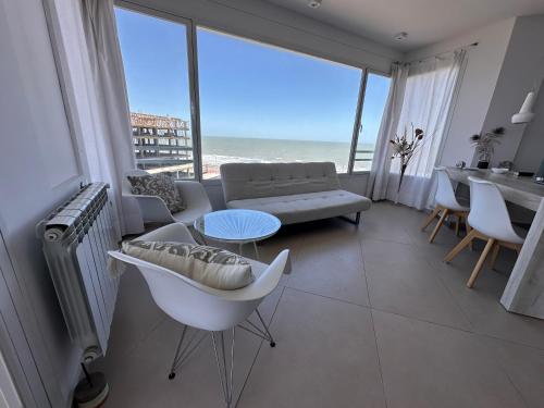 een woonkamer met uitzicht op de oceaan bij MH Buona Vista in Monte Hermoso