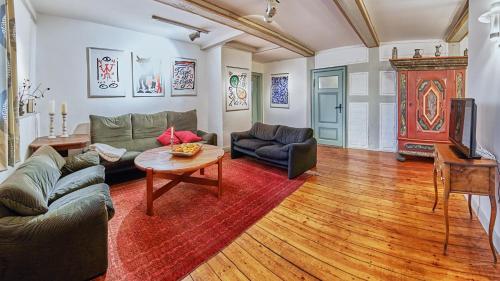 ein Wohnzimmer mit einem Sofa und einem Tisch in der Unterkunft Klosterkrug Apartments in Lüneburg