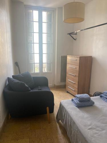 un salon avec un canapé et un lit dans l'établissement Sublime appartement Garibaldi, à Nice