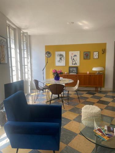 un salon avec un canapé bleu et une table dans l'établissement Sublime appartement Garibaldi, à Nice