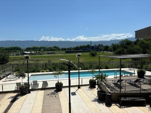 Blick auf einen Pool mit Bergen im Hintergrund in der Unterkunft Loft Distrito SMT-YB in San Miguel de Tucumán