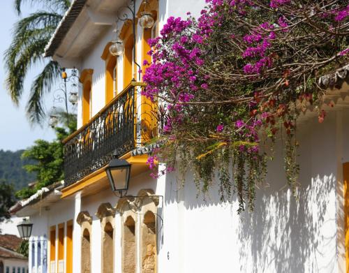 a building with purple flowers hanging from it at Pousada Villa Aman in Paraty