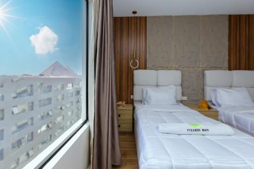 Postel nebo postele na pokoji v ubytování Pyramids moon Tower