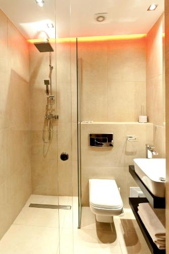 חדר רחצה ב-Nu Hotel