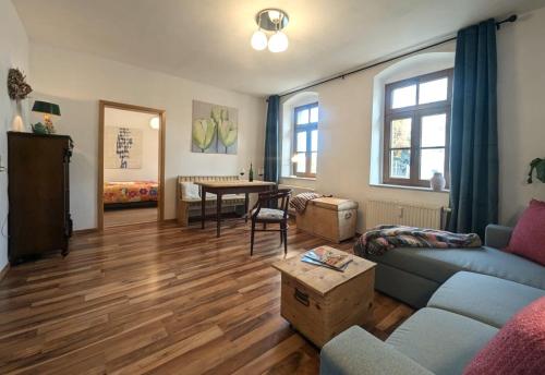 a living room with a couch and a table at Vintage-Wohnung Silberstadt in Freiberg