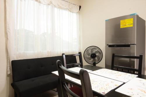 a dining room with a table and chairs and a window at 1 Apartamentos Petenchel, por Aeropuerto Flores Peten 1 in Santa Elena