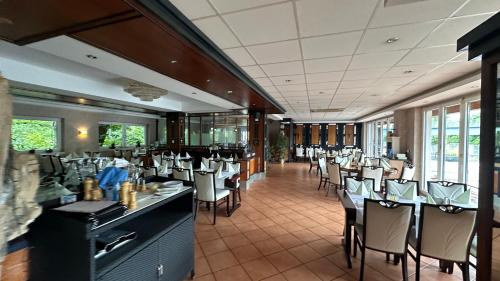 a dining room with tables and chairs in a restaurant at Bootshaus Hamm in Hamm