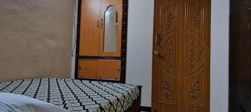 Ένα ή περισσότερα κρεβάτια σε δωμάτιο στο Guru Krupa Home Stay