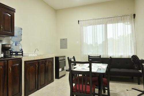 O bucătărie sau chicinetă la Apartamento Petenchel, por Aeropuerto Flores Peten 2