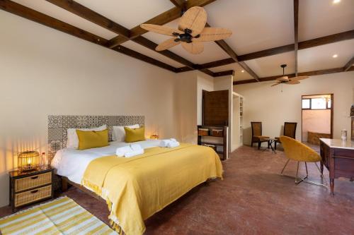 Ένα ή περισσότερα κρεβάτια σε δωμάτιο στο Villa Colinas at Serenity Hills