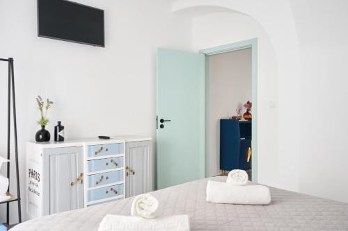 una camera da letto con un letto con due asciugamani sopra di VintageHouse a Campo Maior