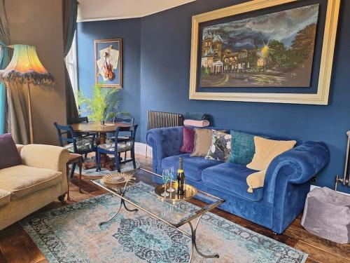 Ruang duduk di The Huntress Suite