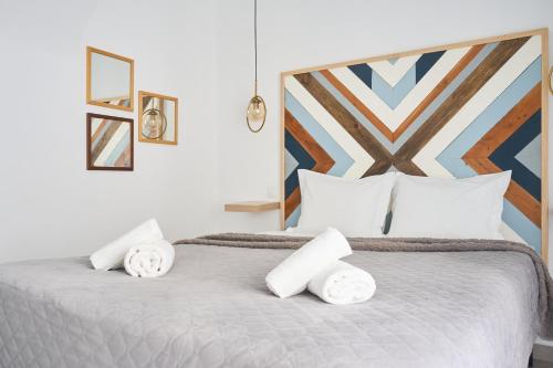 una camera da letto con un letto con due asciugamani sopra di VintageHouse a Campo Maior