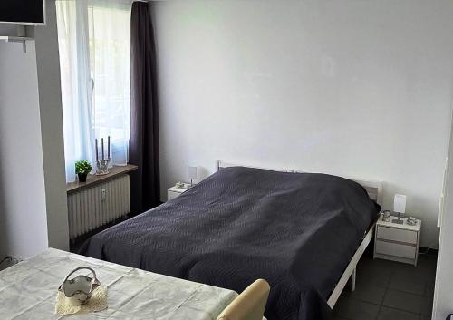 a bedroom with a large bed and a window at Ruhige Ferienwohnung in Linden