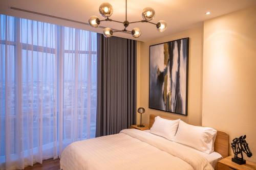 a bedroom with a bed and a large window at أبحر ريزيدينس804 in Obhor