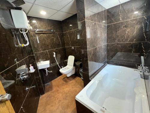 Koupelna v ubytování Hotel secure inn kadodara road